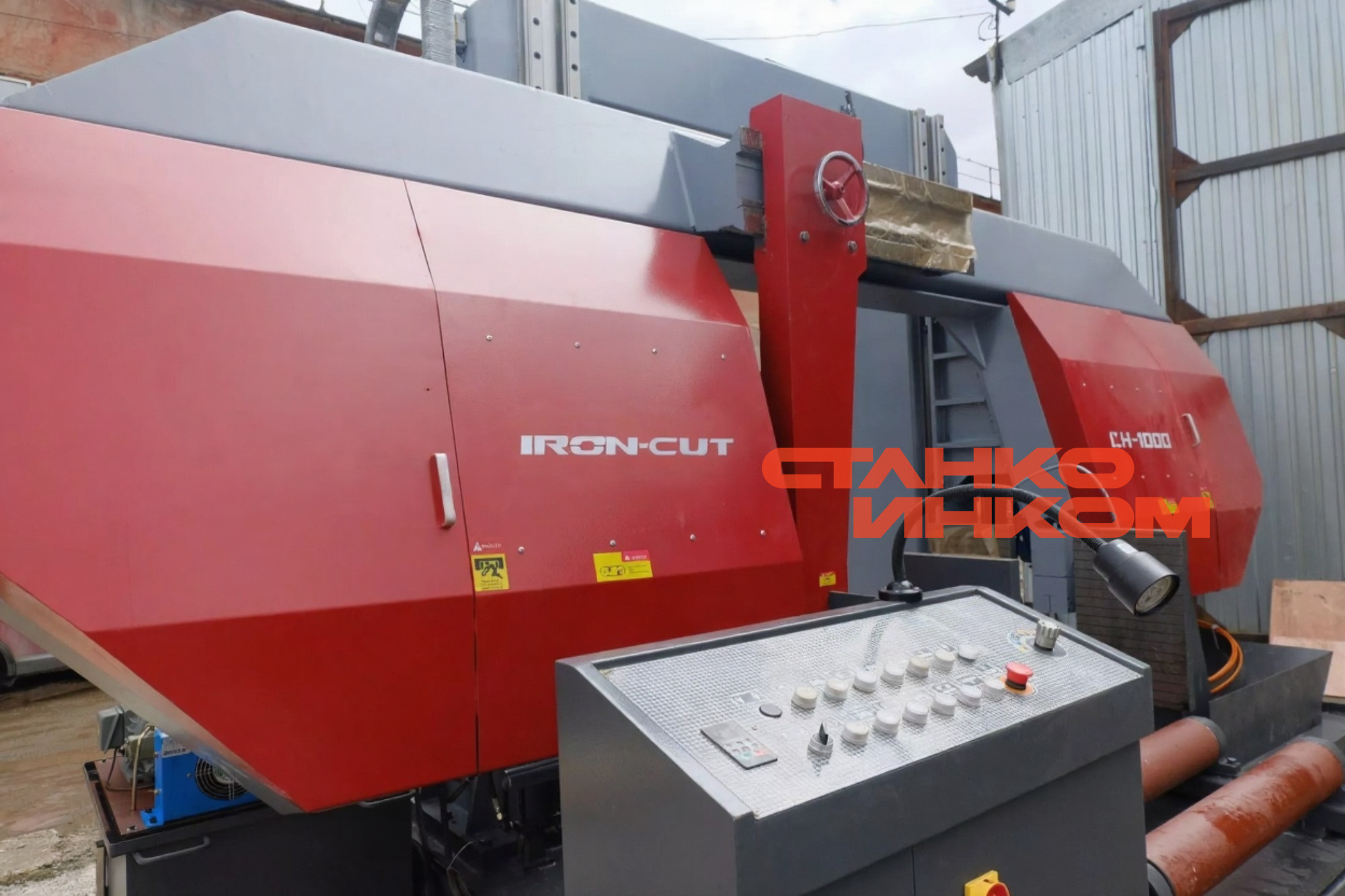 Колонный полуавтоматический ленточнопильный станок IRON-CUT CH-1000 (g42100) Колонный полуавтоматический ленточнопильный станок IRON-CUT CH-1000 (g42100)