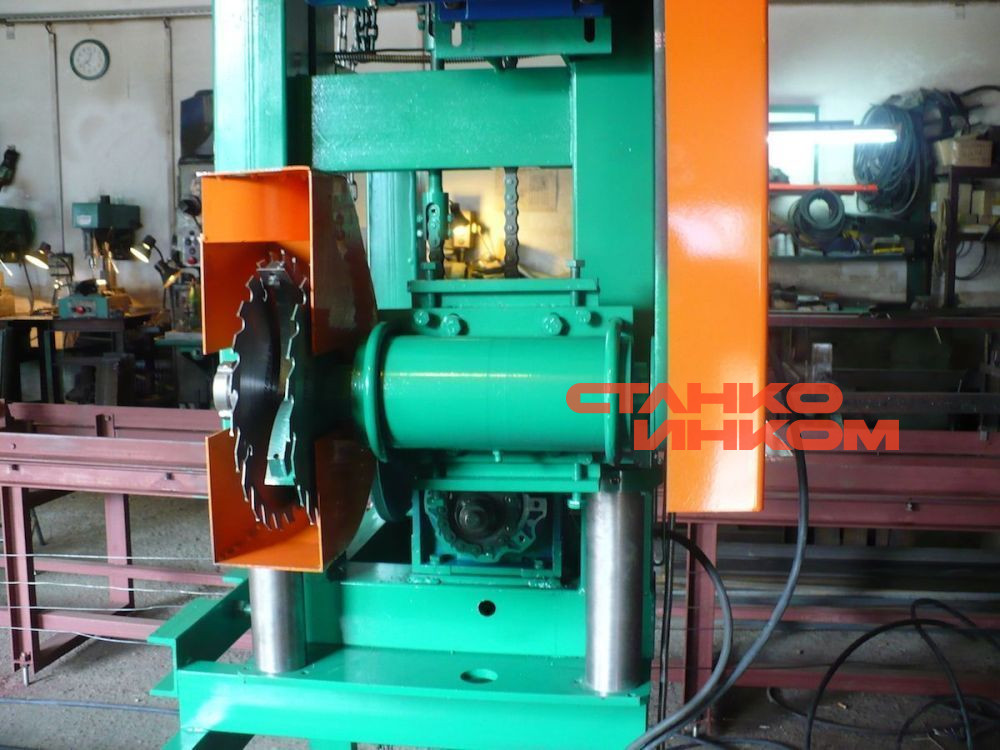 Станок фрезерный для выпиливания обсадного паза Алтай-Ф Станок фрезерный для выпиливания обсадного паза Алтай-Ф