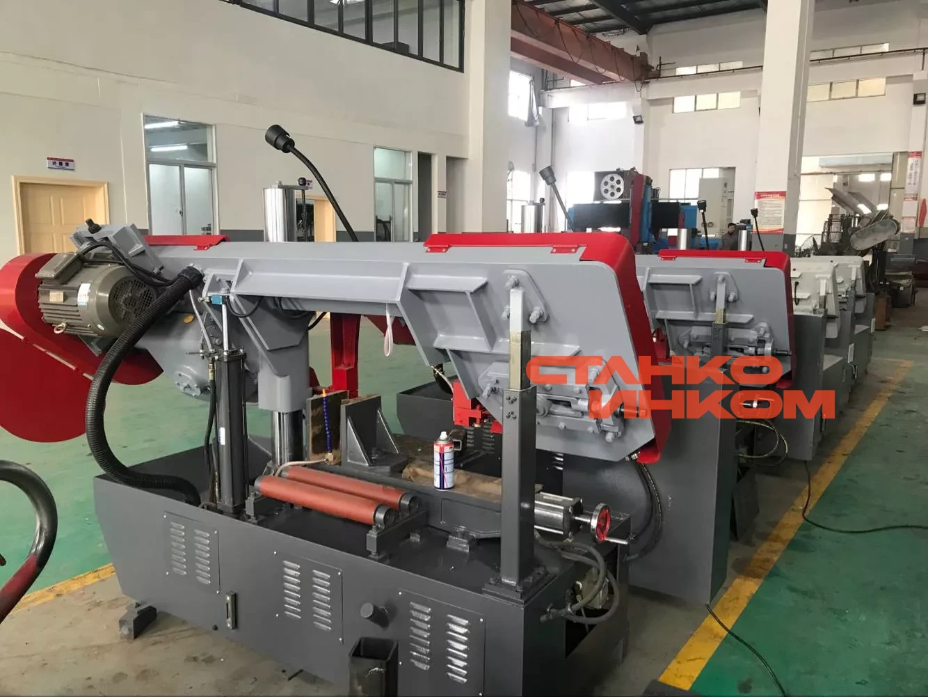 Колонный полуавтоматический ленточнопильный станок IRON-CUT CH-400 Колонный полуавтоматический ленточнопильный станок IRON-CUT CH-400