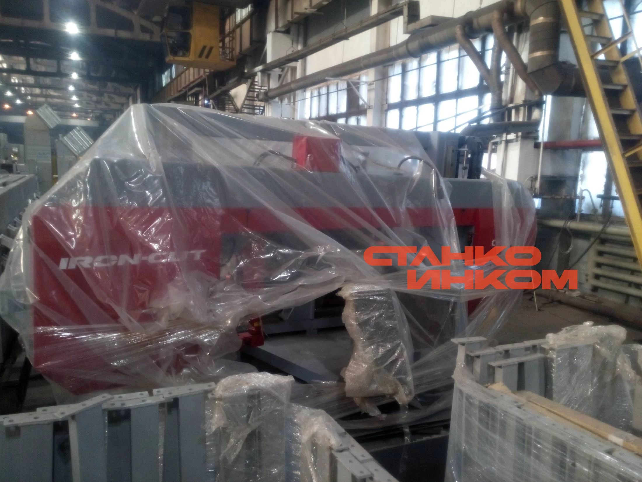 Полуавтоматический ленточнопильный станок IRON-CUT CH-650S Полуавтоматический ленточнопильный станок IRON-CUT CH-650S