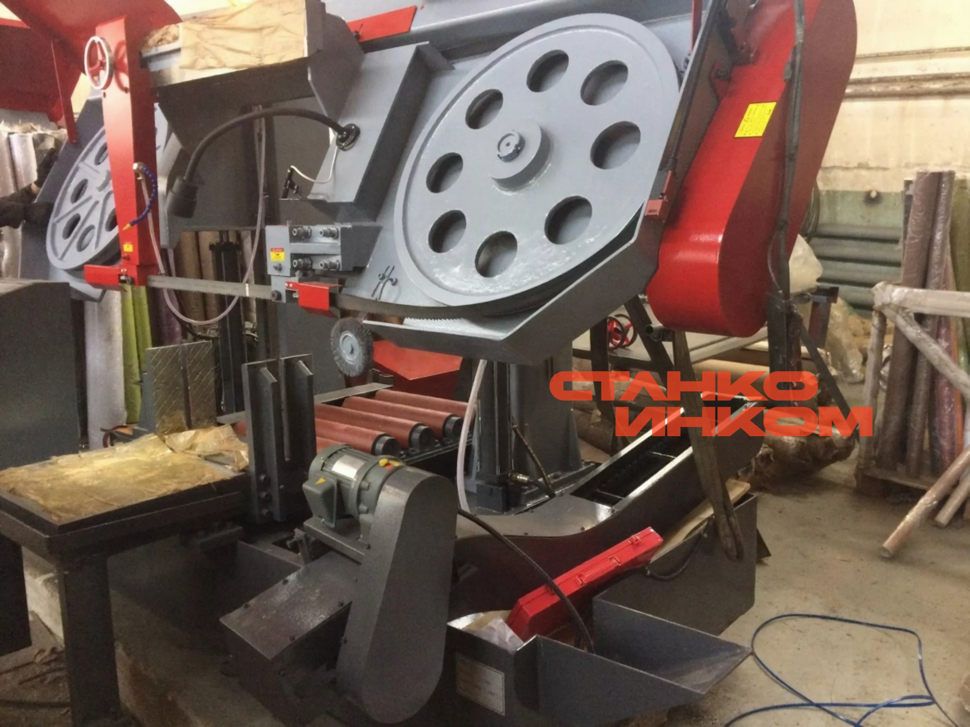 Полуавтоматический ленточнопильный станок IRON-CUT CH-550 Полуавтоматический ленточнопильный станок IRON-CUT CH-550