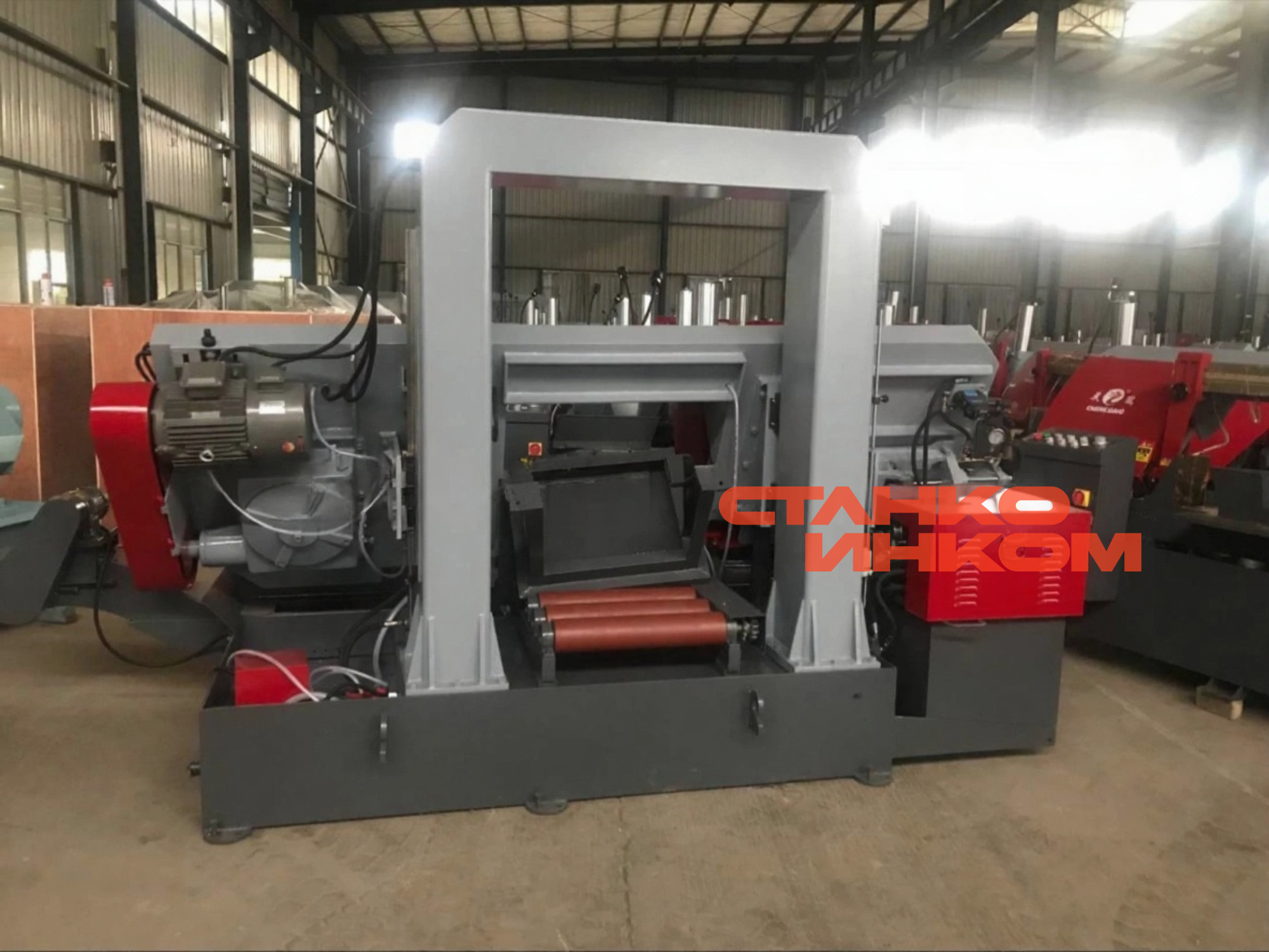 Полуавтоматический ленточнопильный станок IRON-CUT CH-550 Полуавтоматический ленточнопильный станок IRON-CUT CH-550