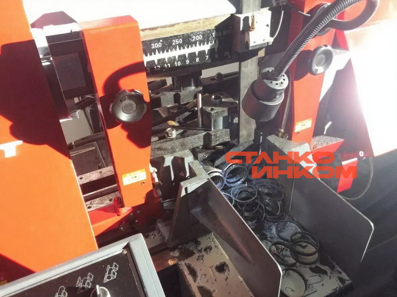 Колонный полуавтоматический ленточнопильный станок IRON-CUT CH-500 (g4250) Колонный полуавтоматический ленточнопильный станок IRON-CUT CH-500 (g4250)