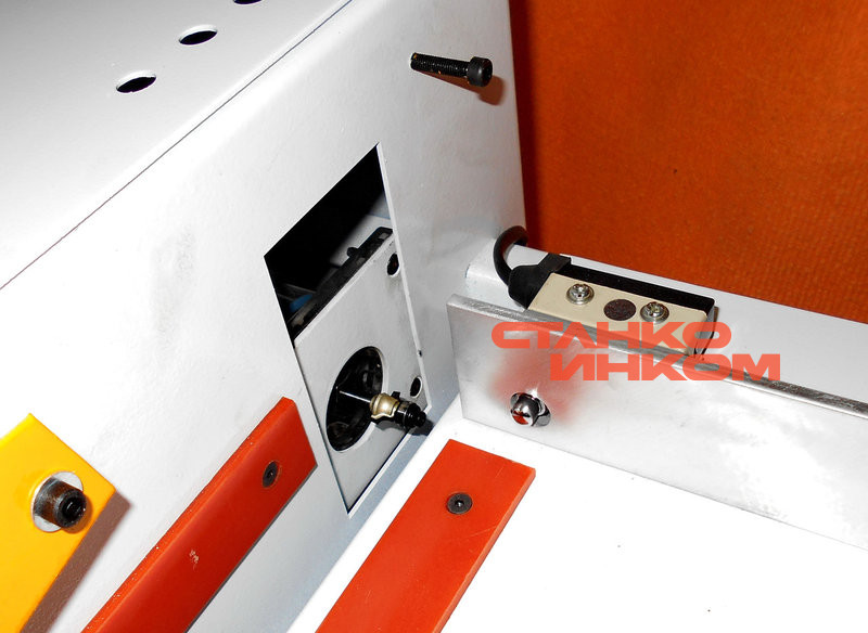 Станок для обкатки углов мебельных кромок DELTAMACHINERY DM-1