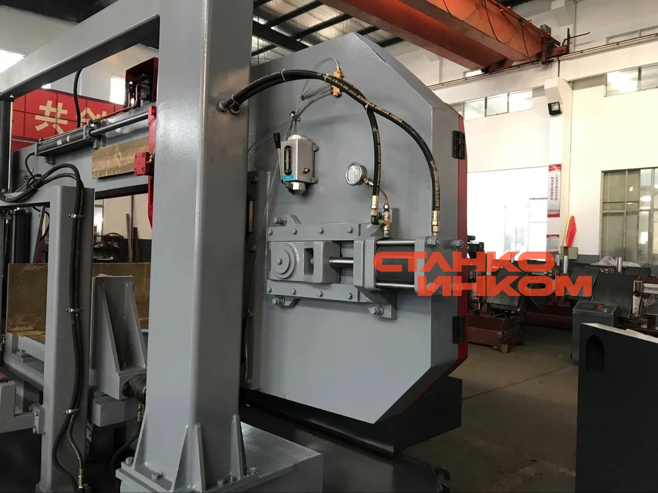 Полуавтоматический ленточнопильный станок IRON-CUT CH-650S Полуавтоматический ленточнопильный станок IRON-CUT CH-650S