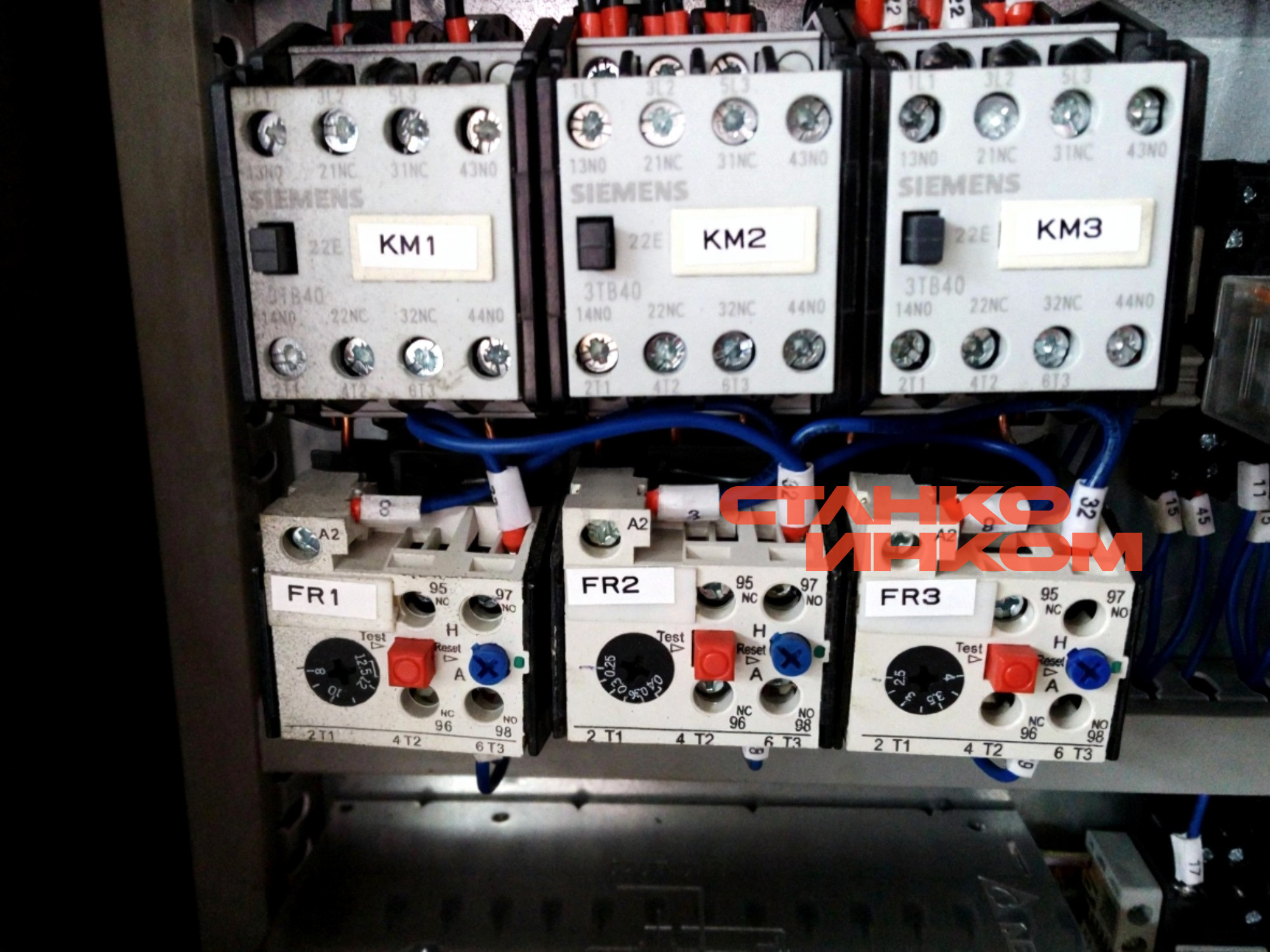 Колонный полуавтоматический ленточнопильный станок IRON-CUT CH-4070 (g4240) Колонный полуавтоматический ленточнопильный станок IRON-CUT CH-4070 (g4240)