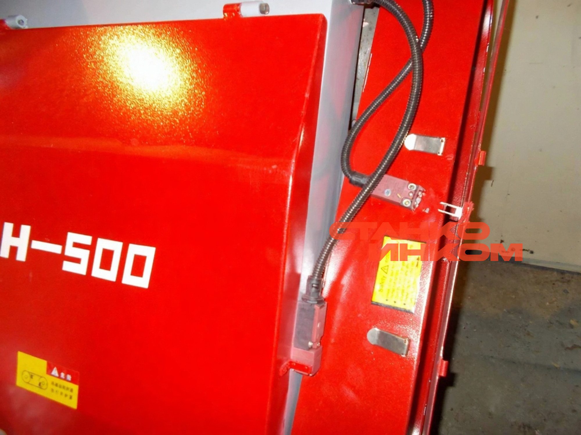 Колонный полуавтоматический ленточнопильный станок IRON-CUT CH-500 (g4250) Колонный полуавтоматический ленточнопильный станок IRON-CUT CH-500 (g4250)