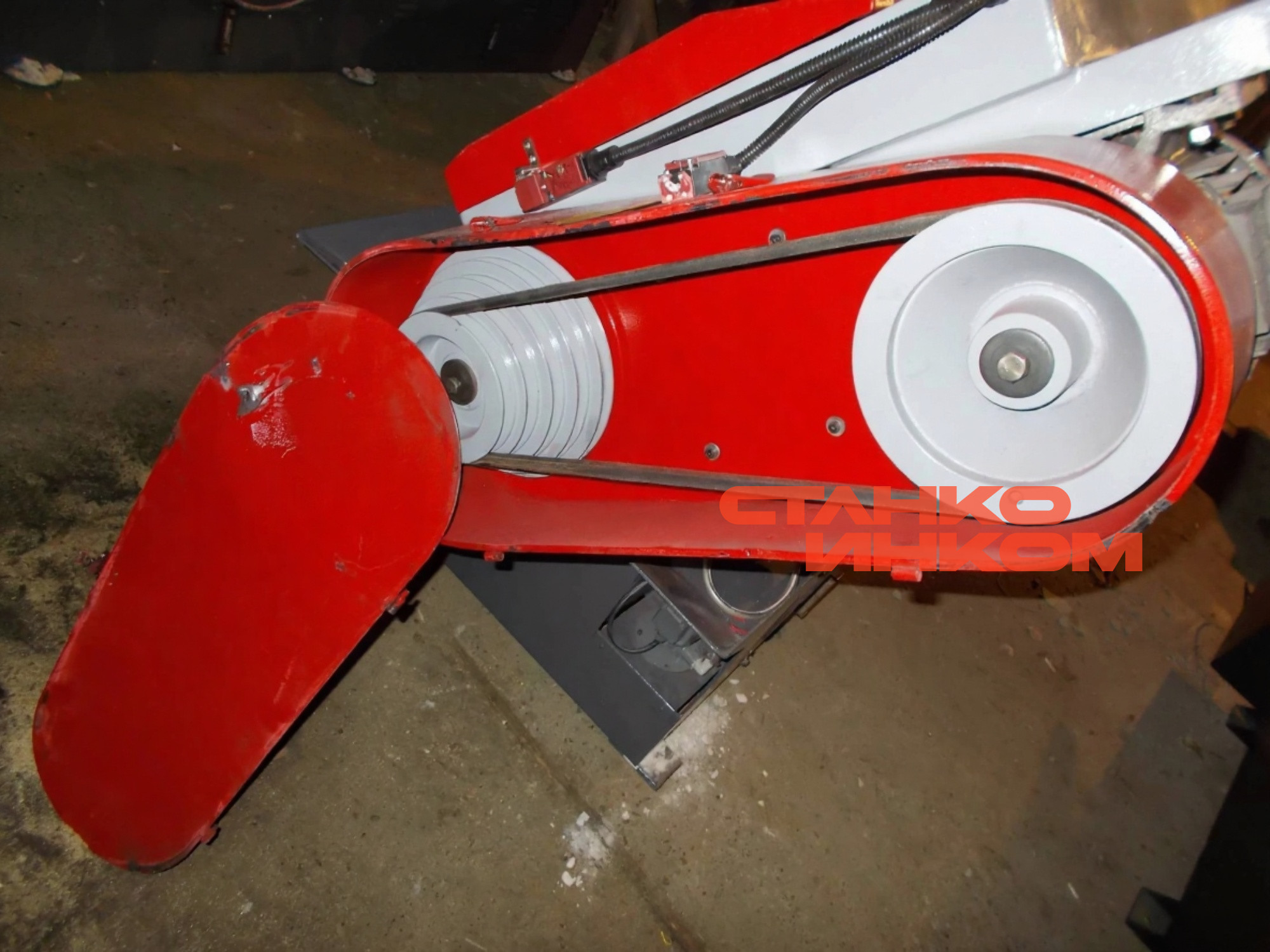 Колонный полуавтоматический ленточнопильный станок IRON-CUT CH-500 (g4250) Колонный полуавтоматический ленточнопильный станок IRON-CUT CH-500 (g4250)