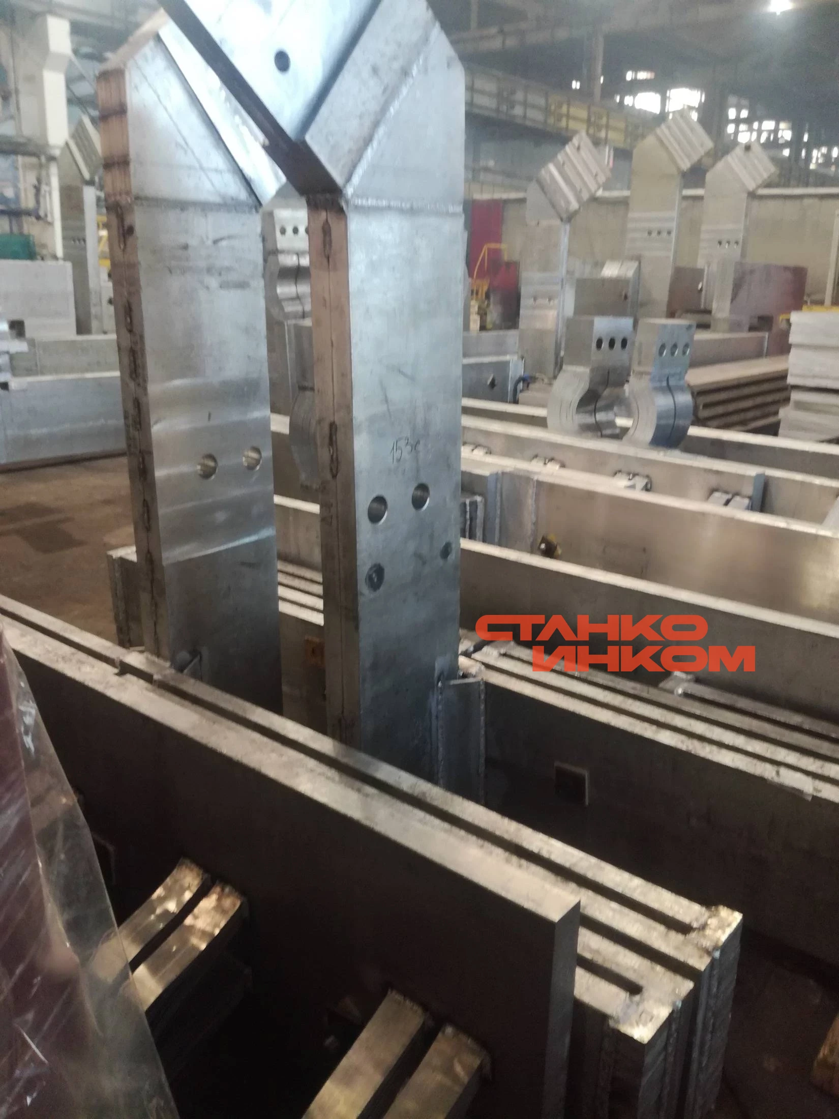 Полуавтоматический ленточнопильный станок IRON-CUT CH-650S Полуавтоматический ленточнопильный станок IRON-CUT CH-650S