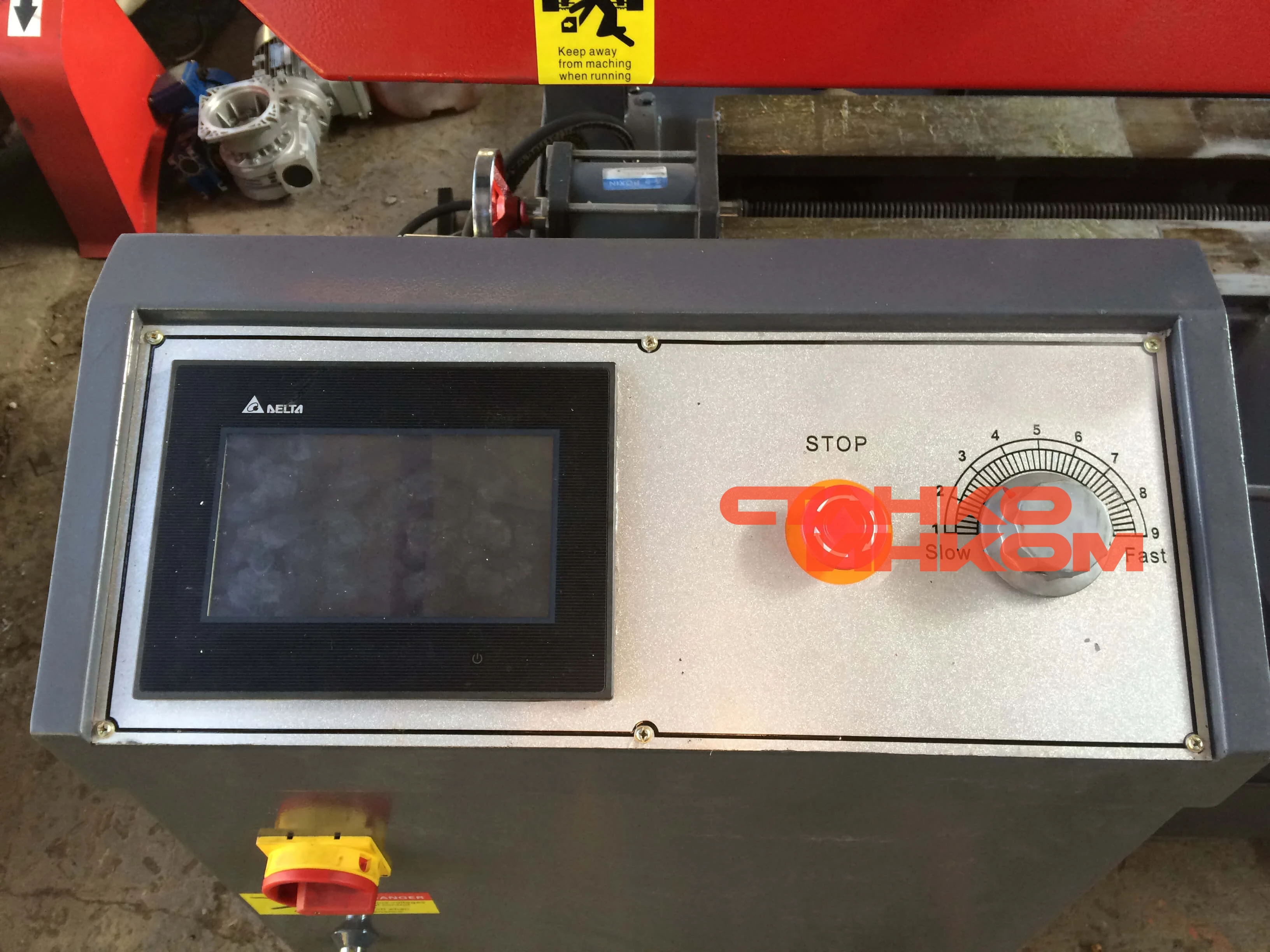 Колонный полуавтоматический ленточнопильный станок IRON-CUT CH-400 Колонный полуавтоматический ленточнопильный станок IRON-CUT CH-400