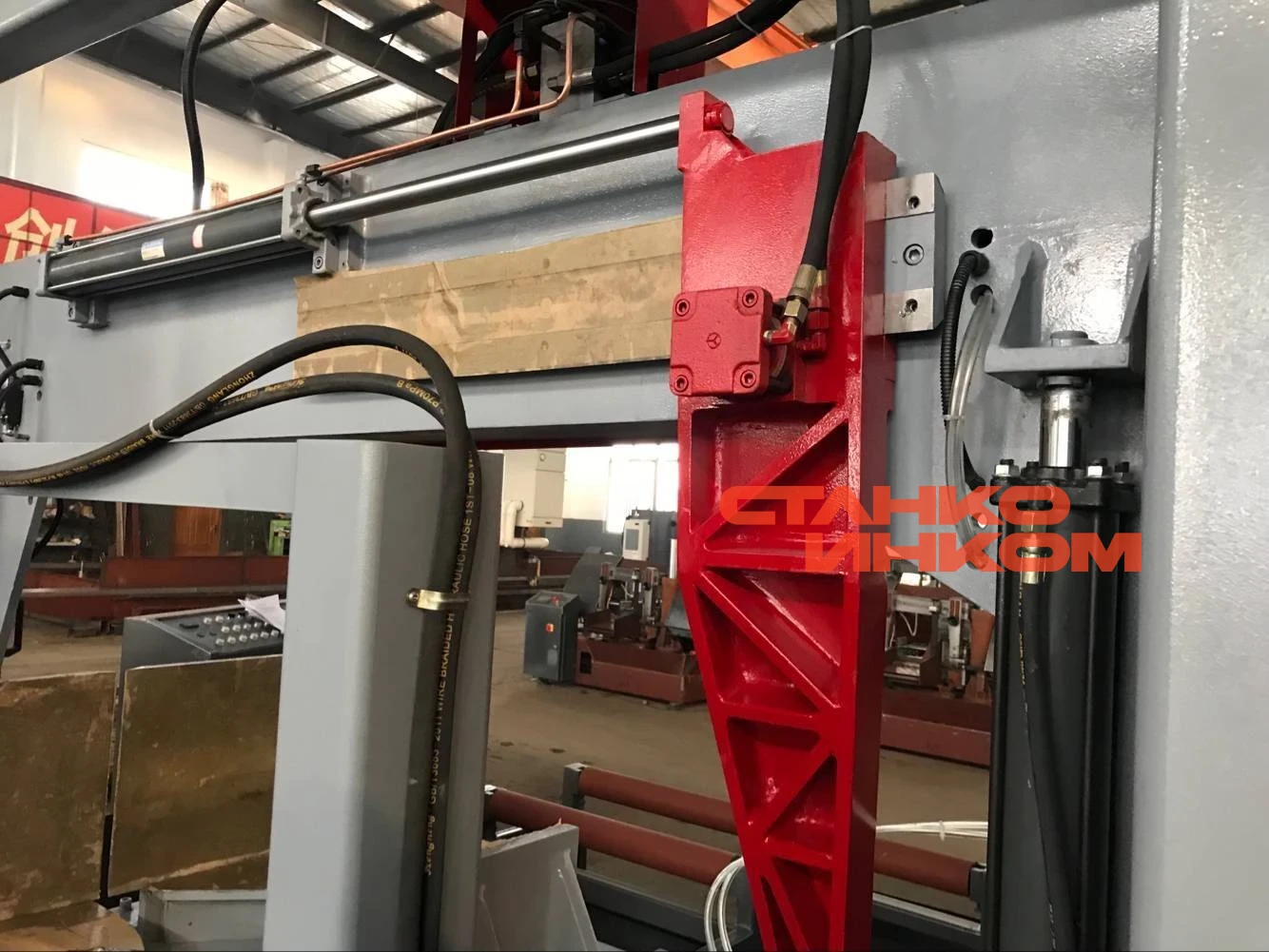 Полуавтоматический ленточнопильный станок IRON-CUT CH-650S Полуавтоматический ленточнопильный станок IRON-CUT CH-650S