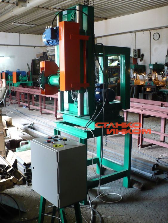 Станок фрезерный для выпиливания обсадного паза Алтай-Ф Станок фрезерный для выпиливания обсадного паза Алтай-Ф