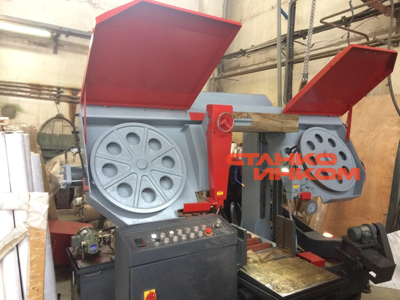 Полуавтоматический ленточнопильный станок IRON-CUT CH-550 Полуавтоматический ленточнопильный станок IRON-CUT CH-550