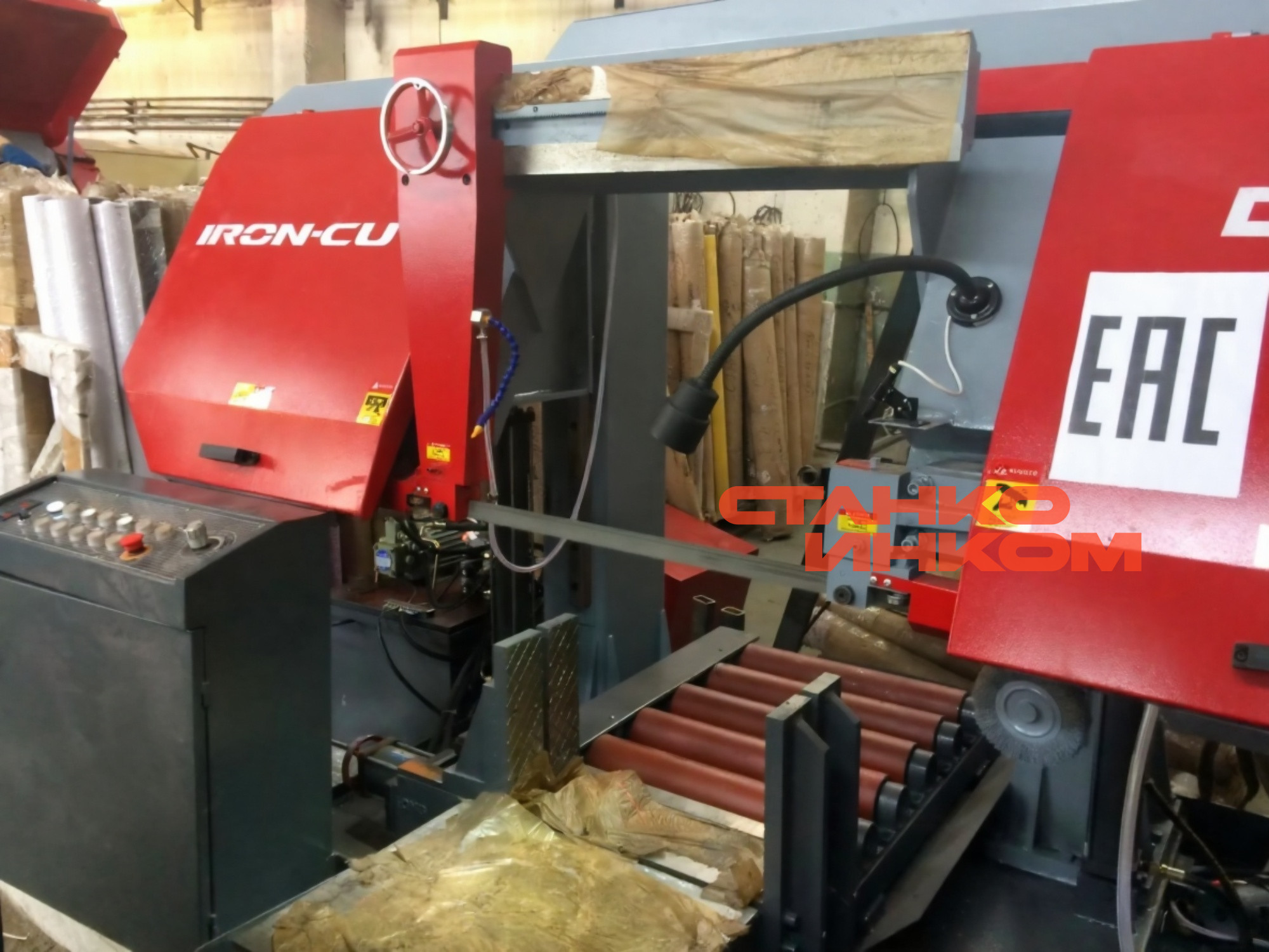 Полуавтоматический ленточнопильный станок IRON-CUT CH-550 Полуавтоматический ленточнопильный станок IRON-CUT CH-550