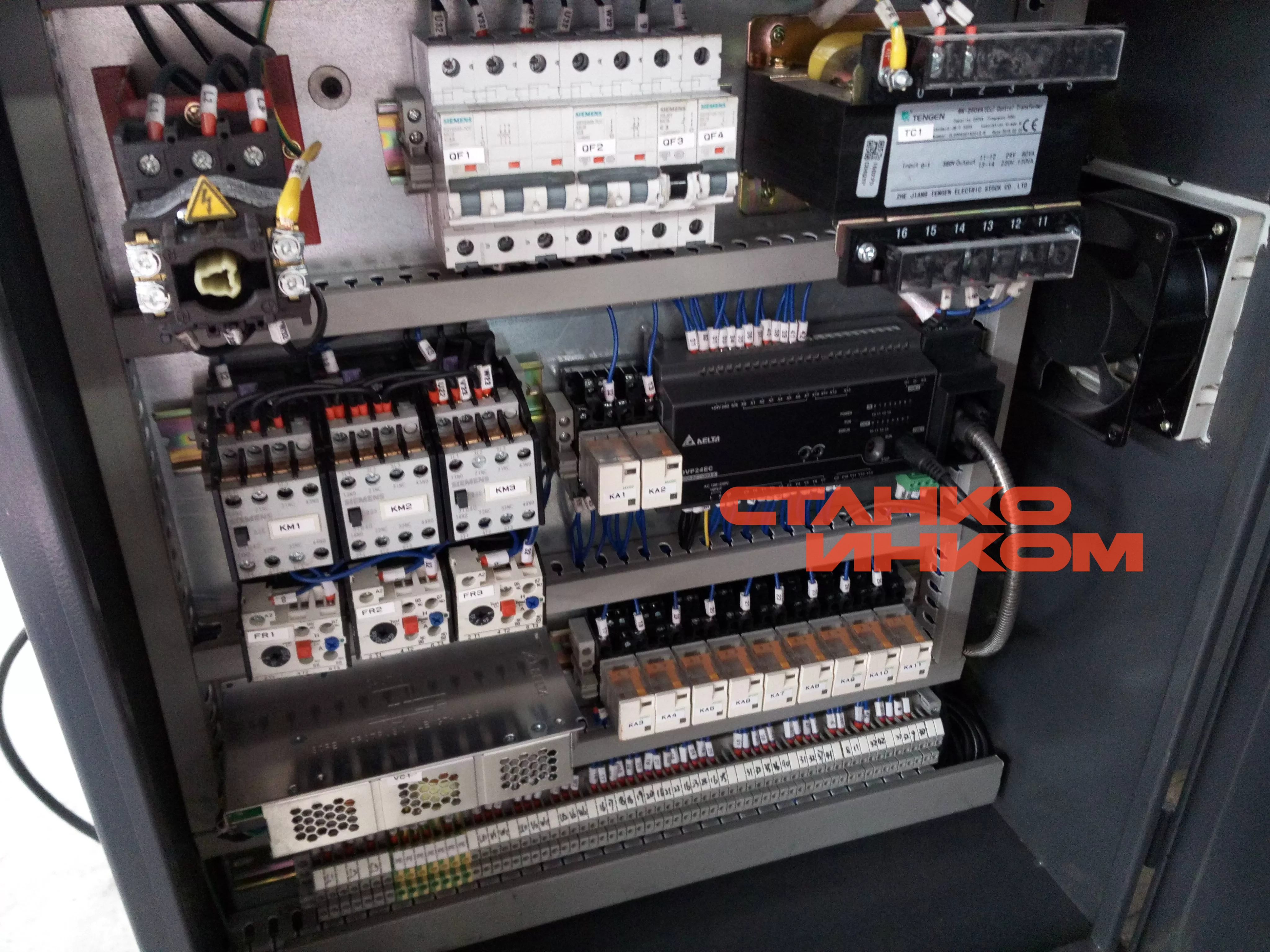 Ленточнопильный станок колонный полуавтомат IRON-CUT CH-800 Ленточнопильный станок колонный полуавтомат IRON-CUT CH-800