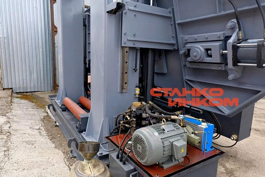 Колонный полуавтоматический ленточнопильный станок IRON-CUT CH-1000 (g42100)